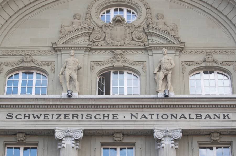 محافظ البنك المركزي السويسري يعارض إصدار عملة رقمية للبنك يتداولها العامة (رويترز)