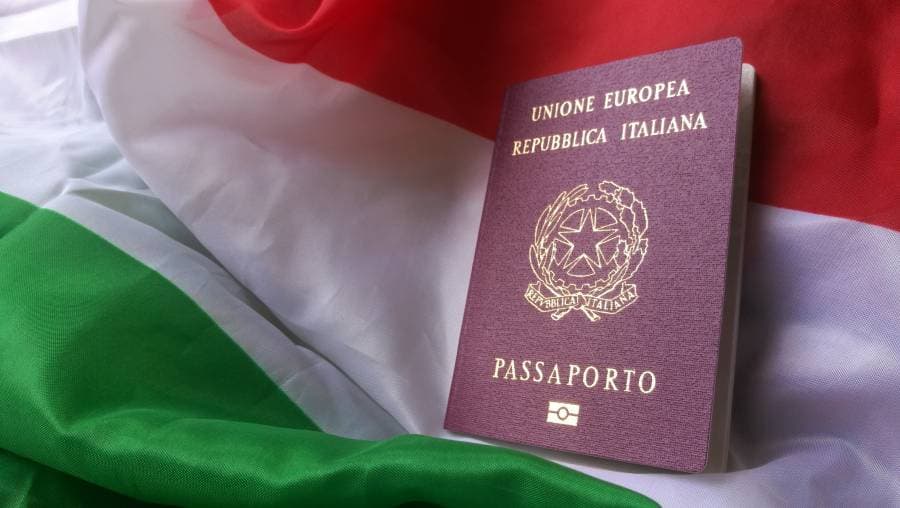 جواز سفر إيطالي مع العلم الإيطالي