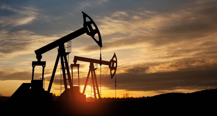 النفط يهبط إلى أدنى مستوى في ثلاثة أسابيع مع انحسار التوتر بالشرق الأوسط وتراجع الطلب