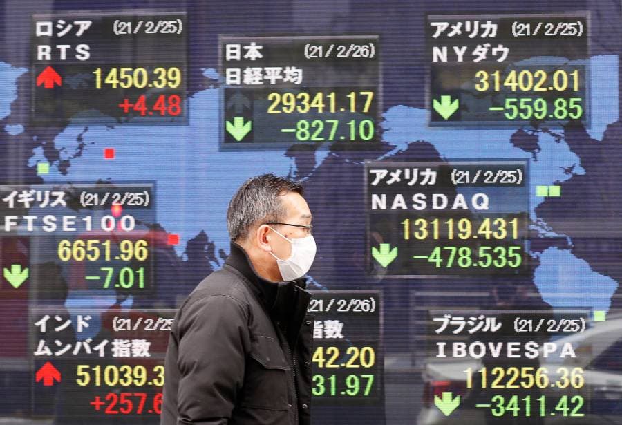 صورة أرشيفية للوحة أسعار الأسهم في شركة وساطة في العاصمة اليابانية طوكيو. (رويترز)