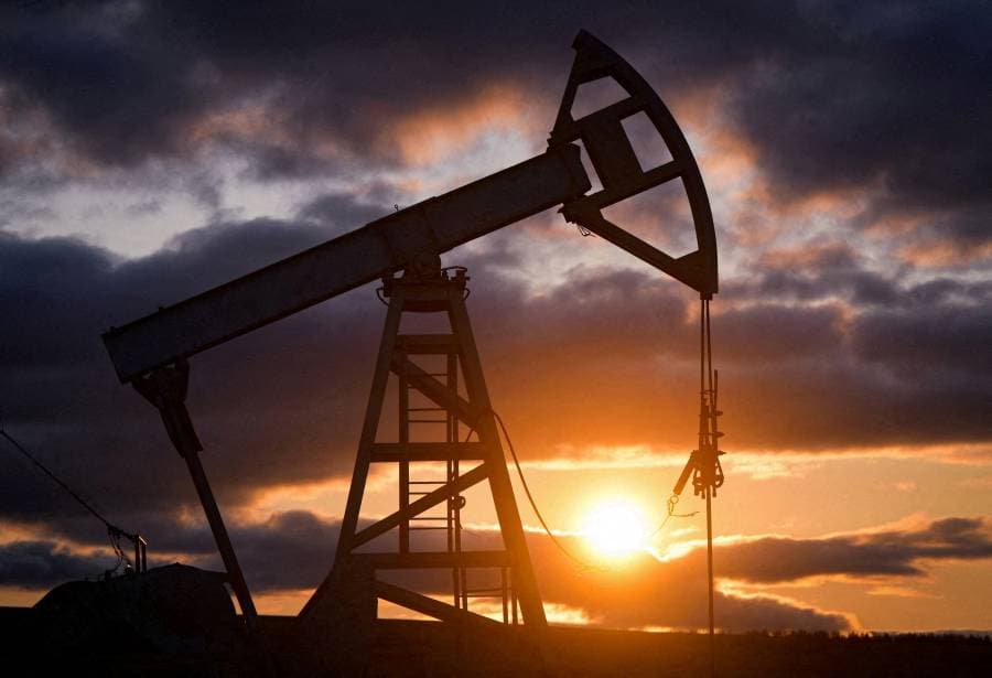 انخفاض مخزونات النفط الخام والبنزين الأميركية (رويترز)