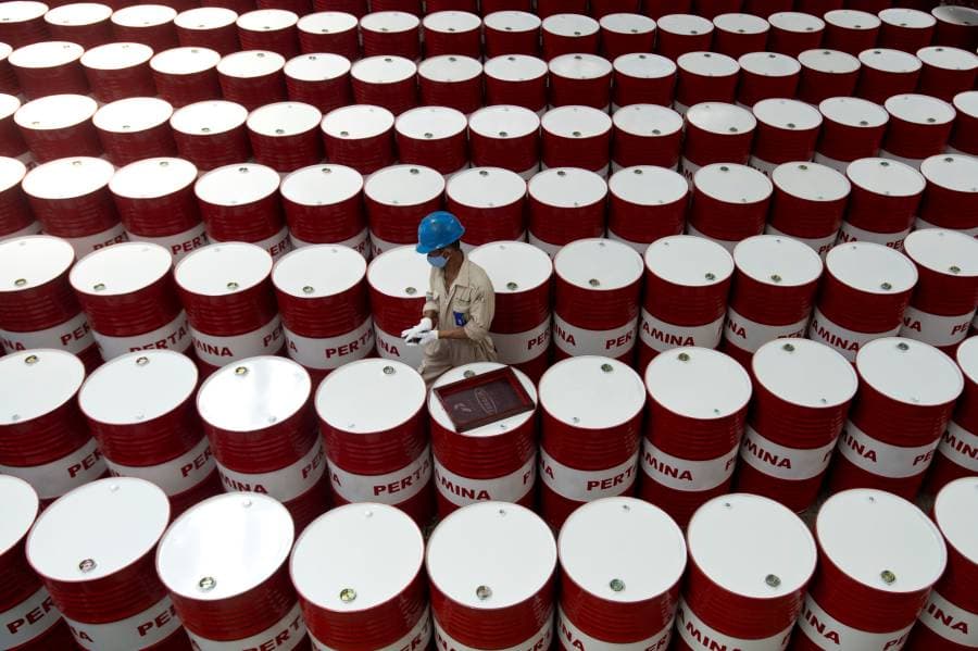 تراجع أسعار النفط مع انحسار مخاوف الصراع في الشرق الأوسط (رويترز)
